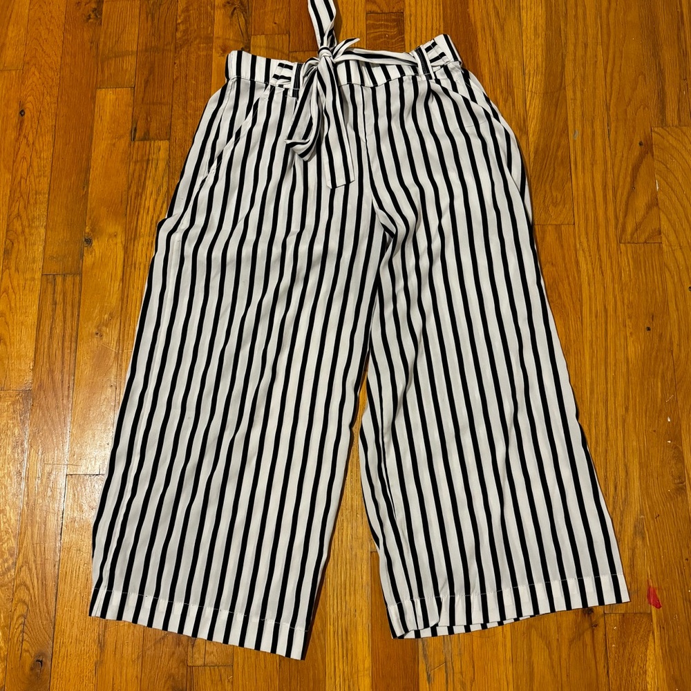 Wide leg blank and white stripped capri pants